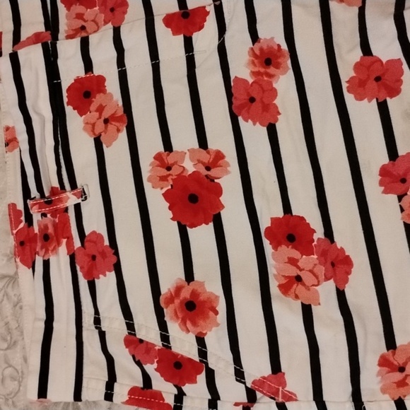 Elle Womans White With Black Stripes & Pink Flowers Shorts, Size: 14 - Picture 4 of 9